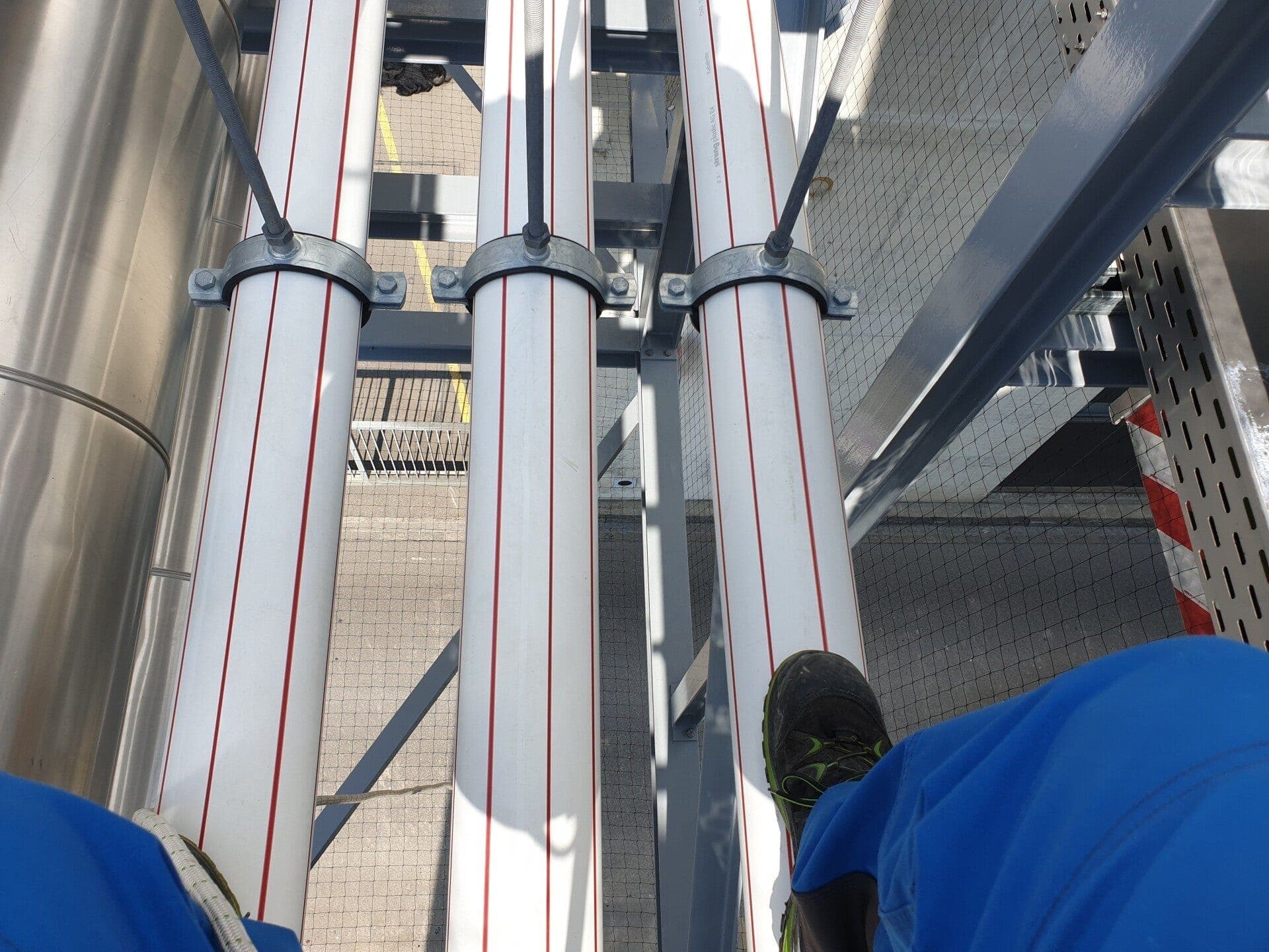 Blick nach unten von einer Rohrbrücke, gesichert im Seilzugang