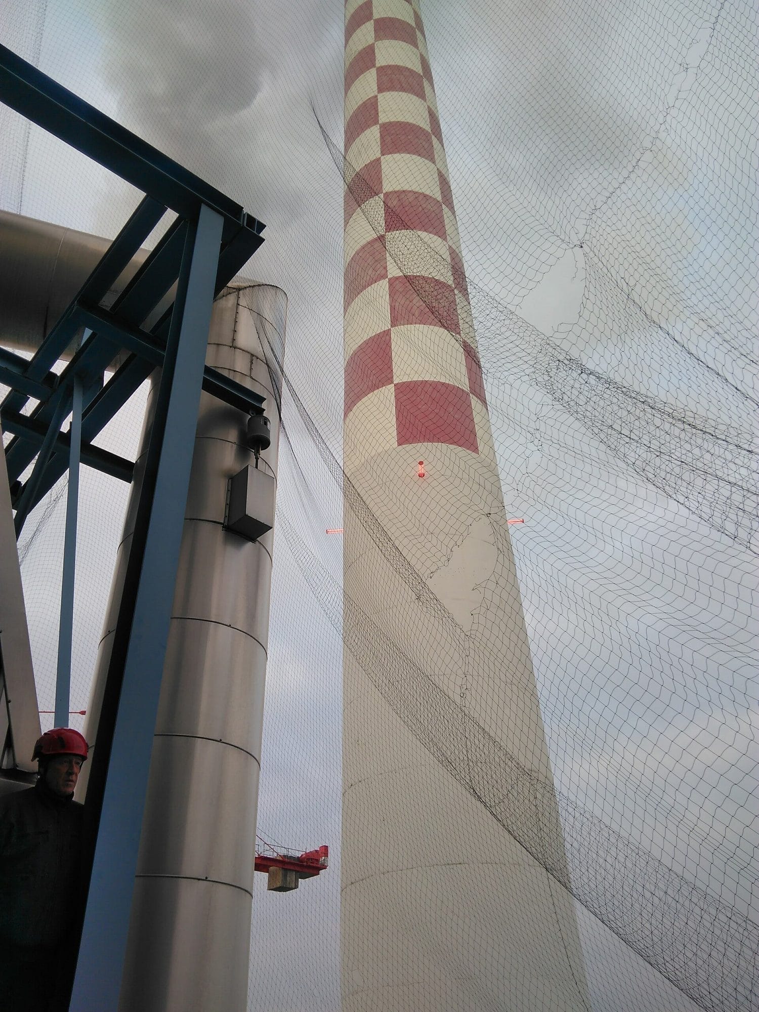 Vogelschutznetz an einem Industriekamin, montiert von RS Construction
